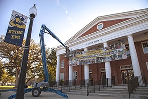 Homecoming banner installation for web